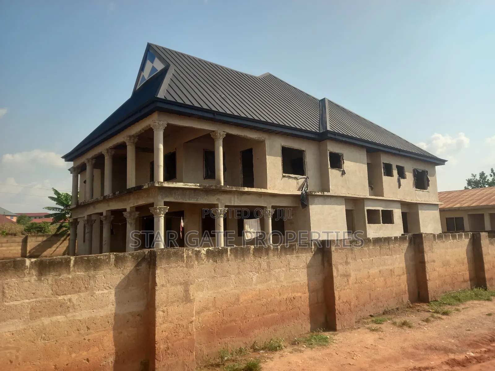 12bdrm House in Afari Military, Kumasi Metropolitan for sale