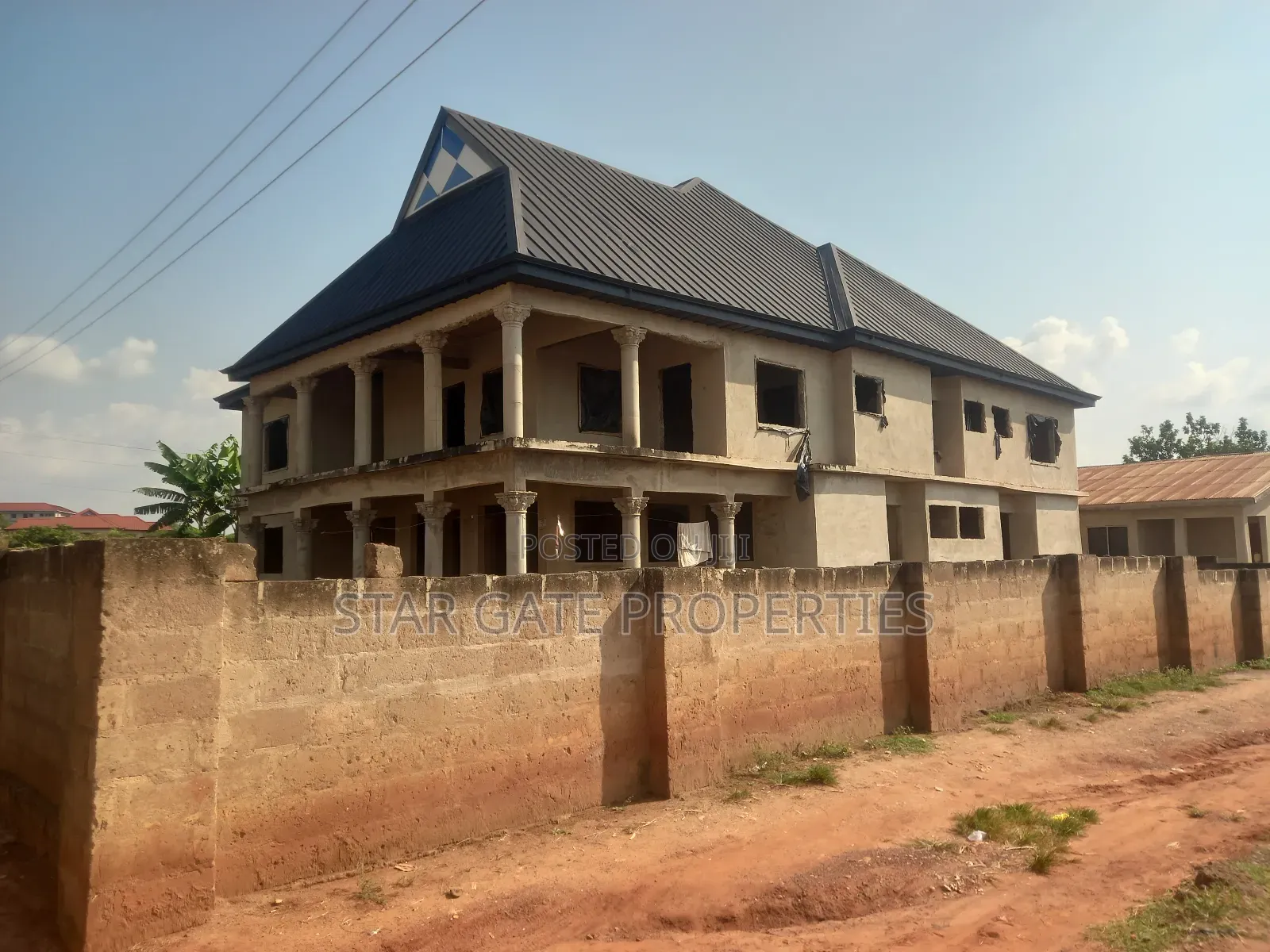 12bdrm House in Afari Military, Kumasi Metropolitan for sale