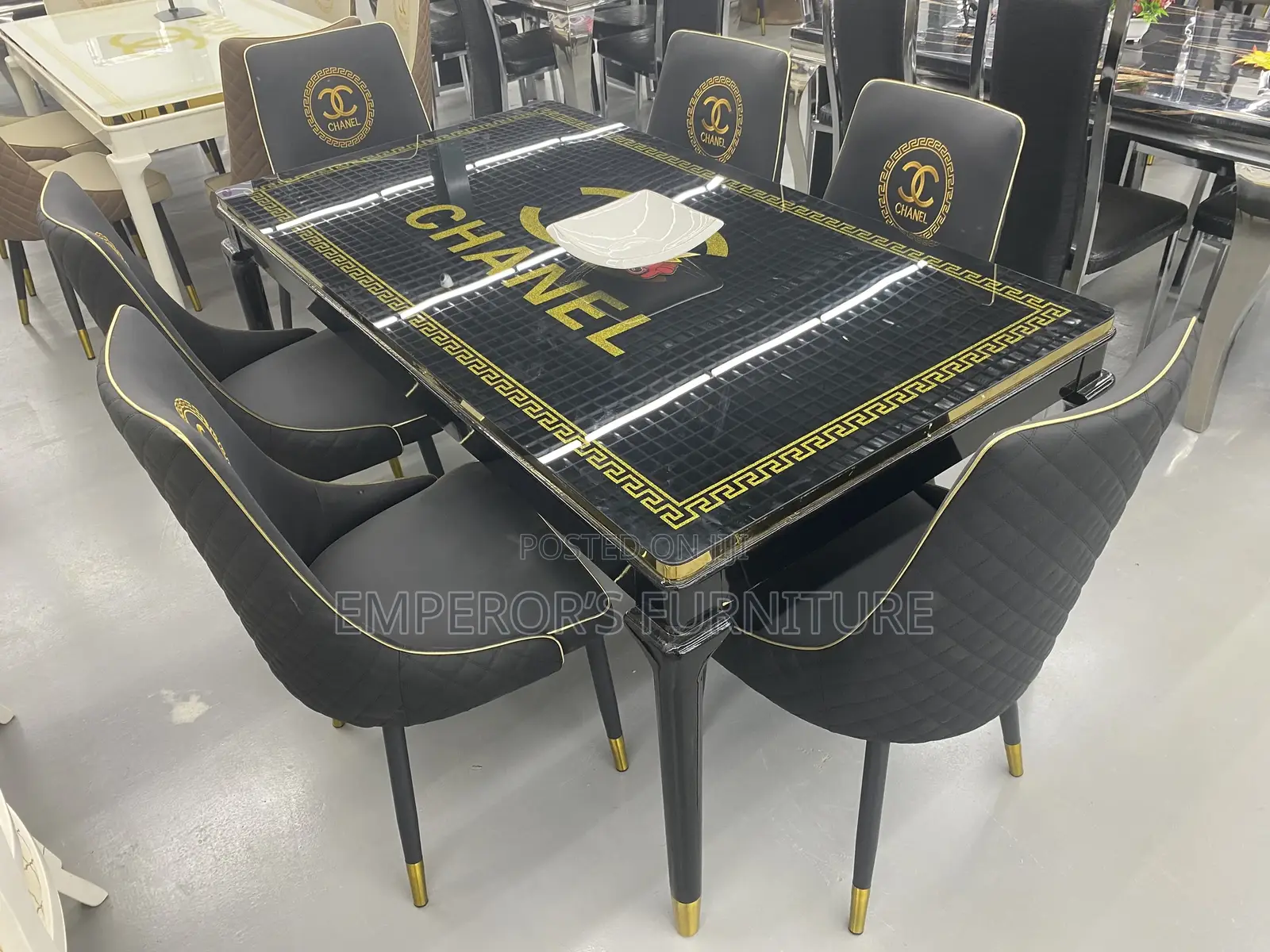 Quality Classic Dining Set With Glossy Glass Top