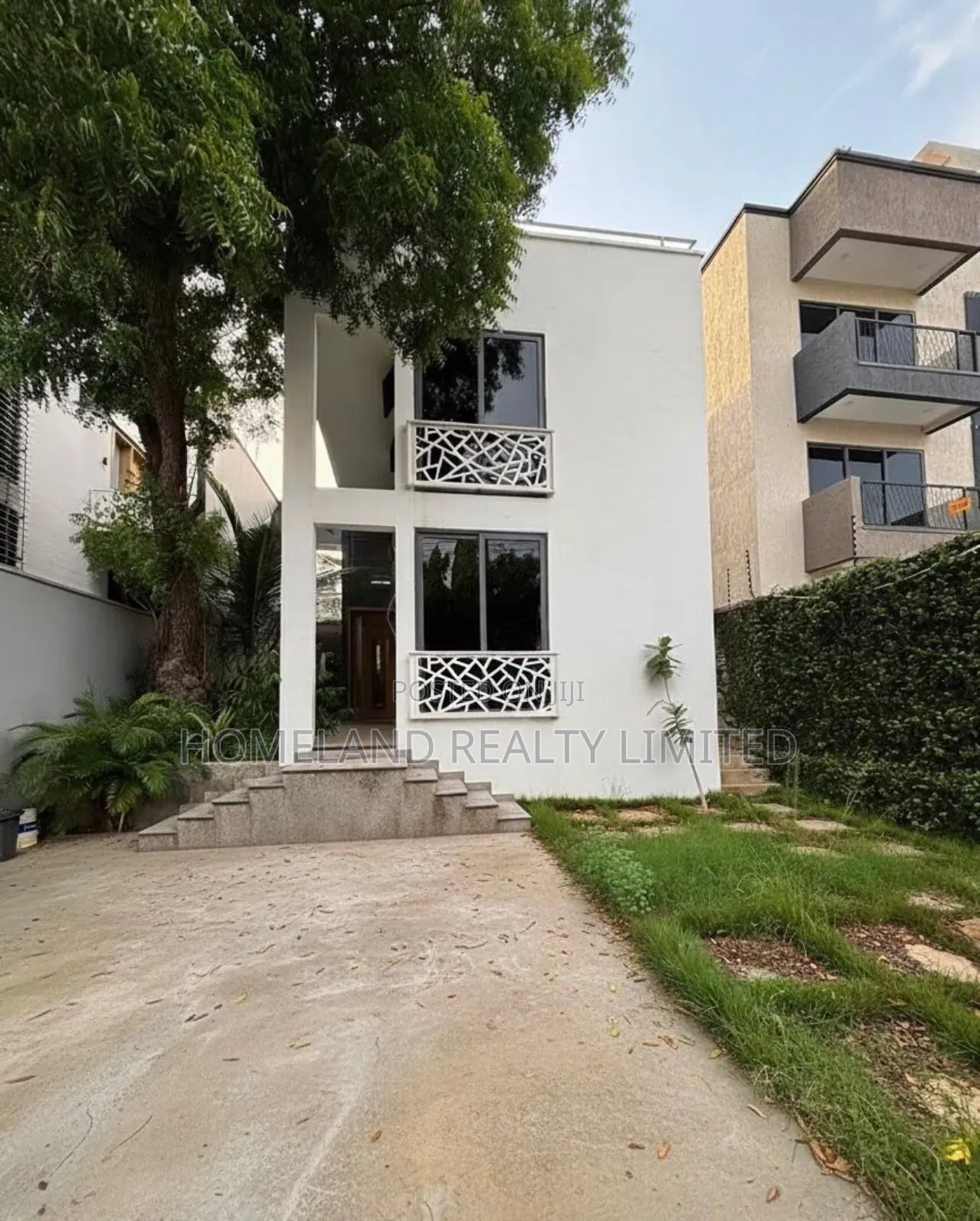 4bdrm Duplex in East Airport for sale