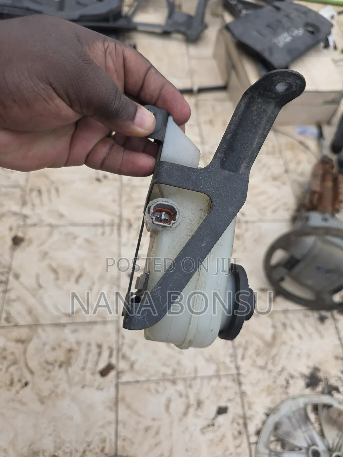 Toyota Voxy Break Fluid Container