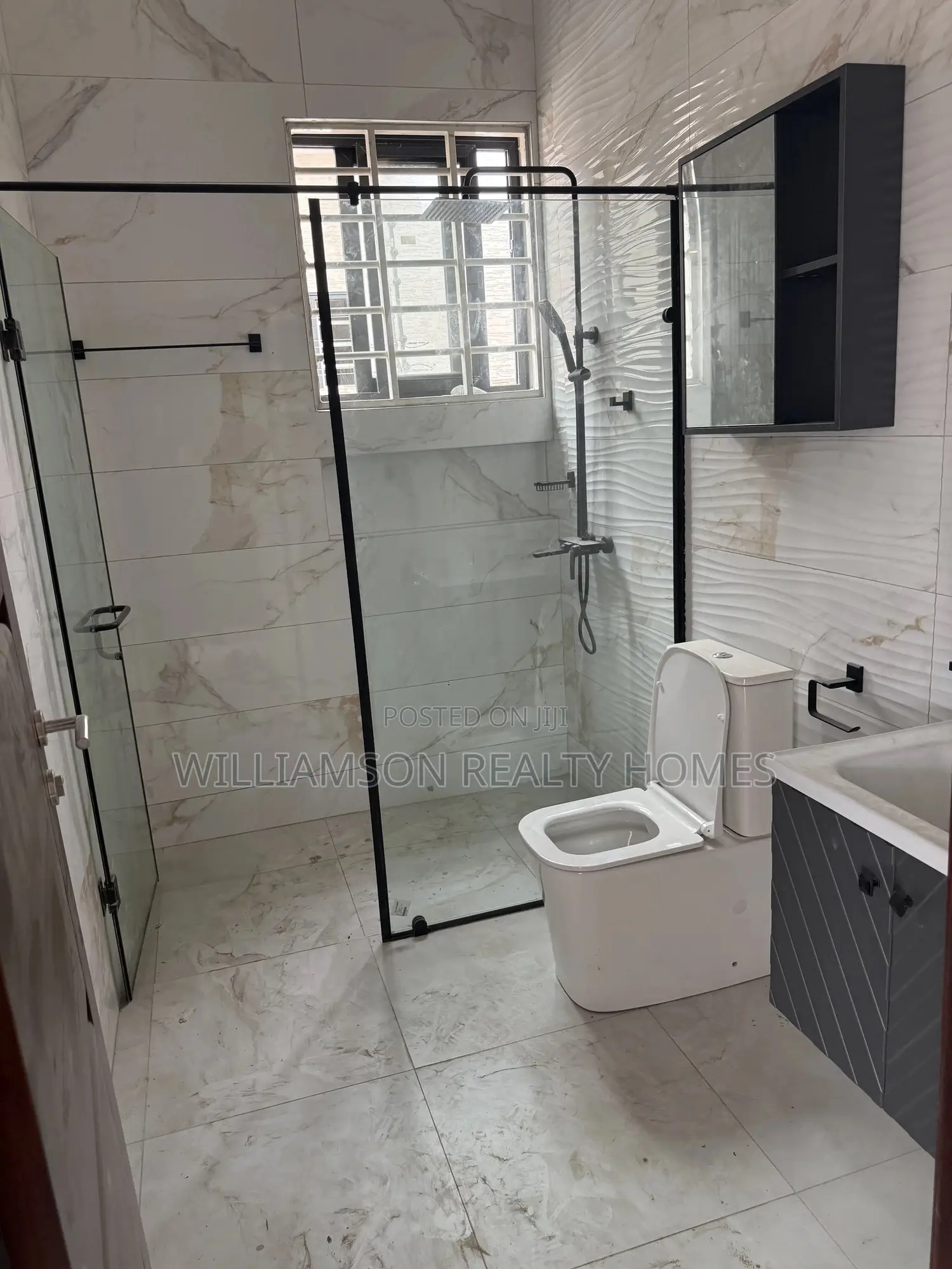 5bdrm Duplex in Community 20 Estate, Spintex for sale