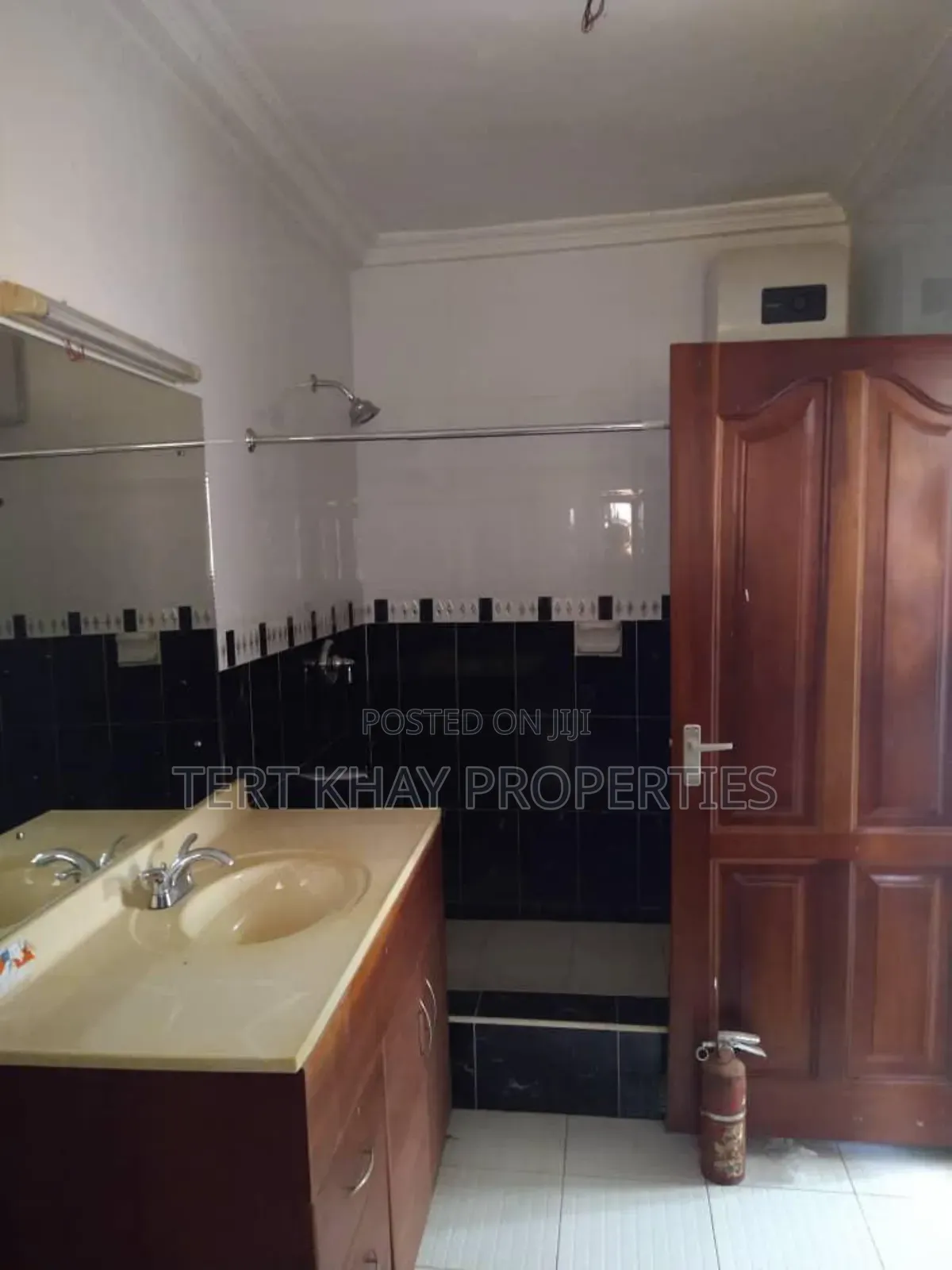 7bdrm House in Community 22, Tema Metropolitan for sale