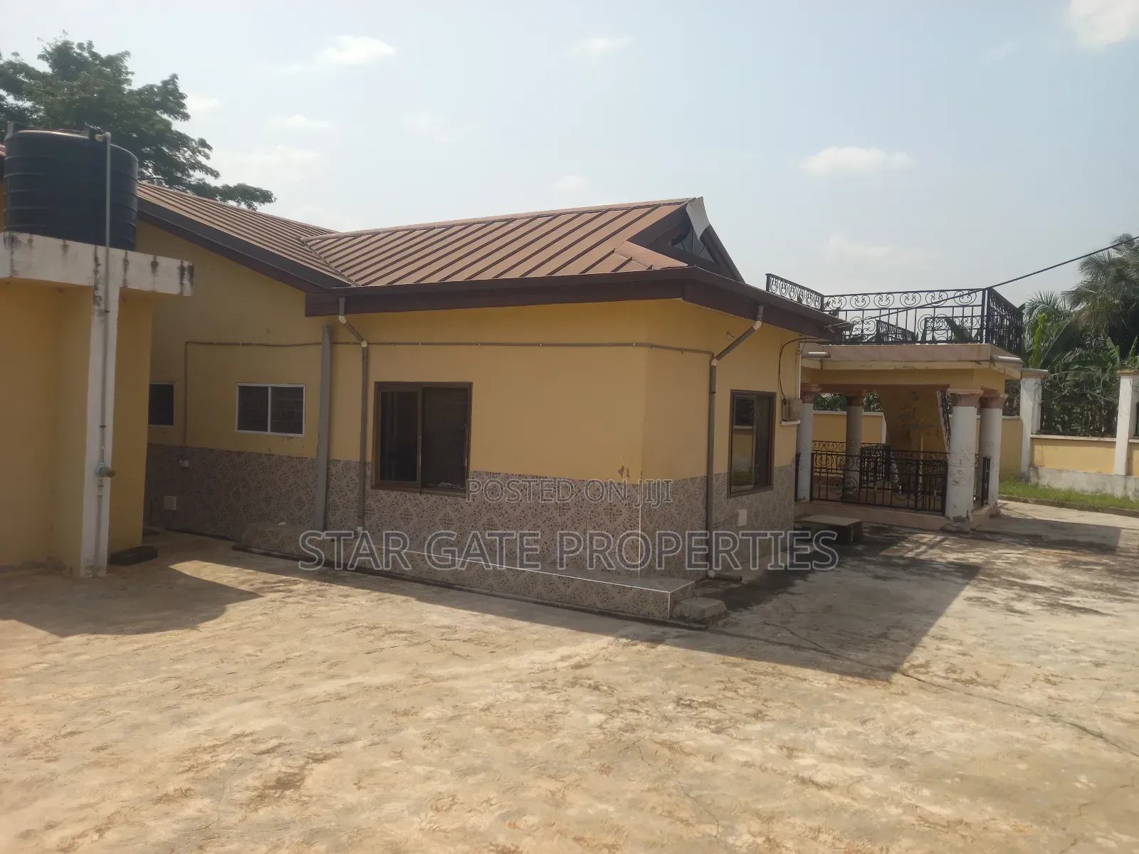 8bdrm House in Kwamo, Kumasi Metropolitan for sale