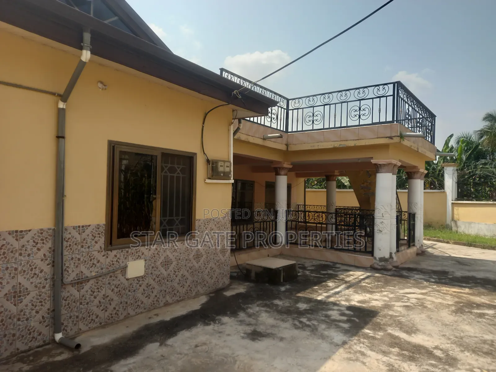8bdrm House in Kwamo, Kumasi Metropolitan for sale