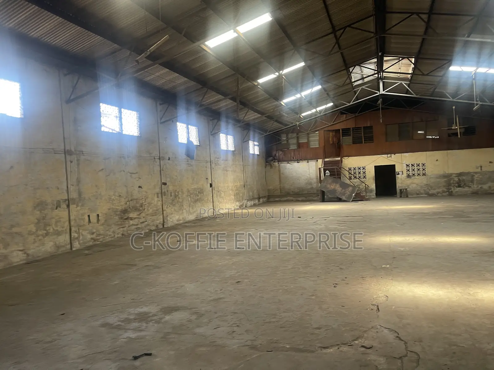 1500 SQM Warehouse With Offices at Circle for Rent
