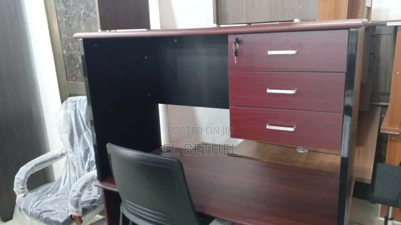 Desk With String Board for Office