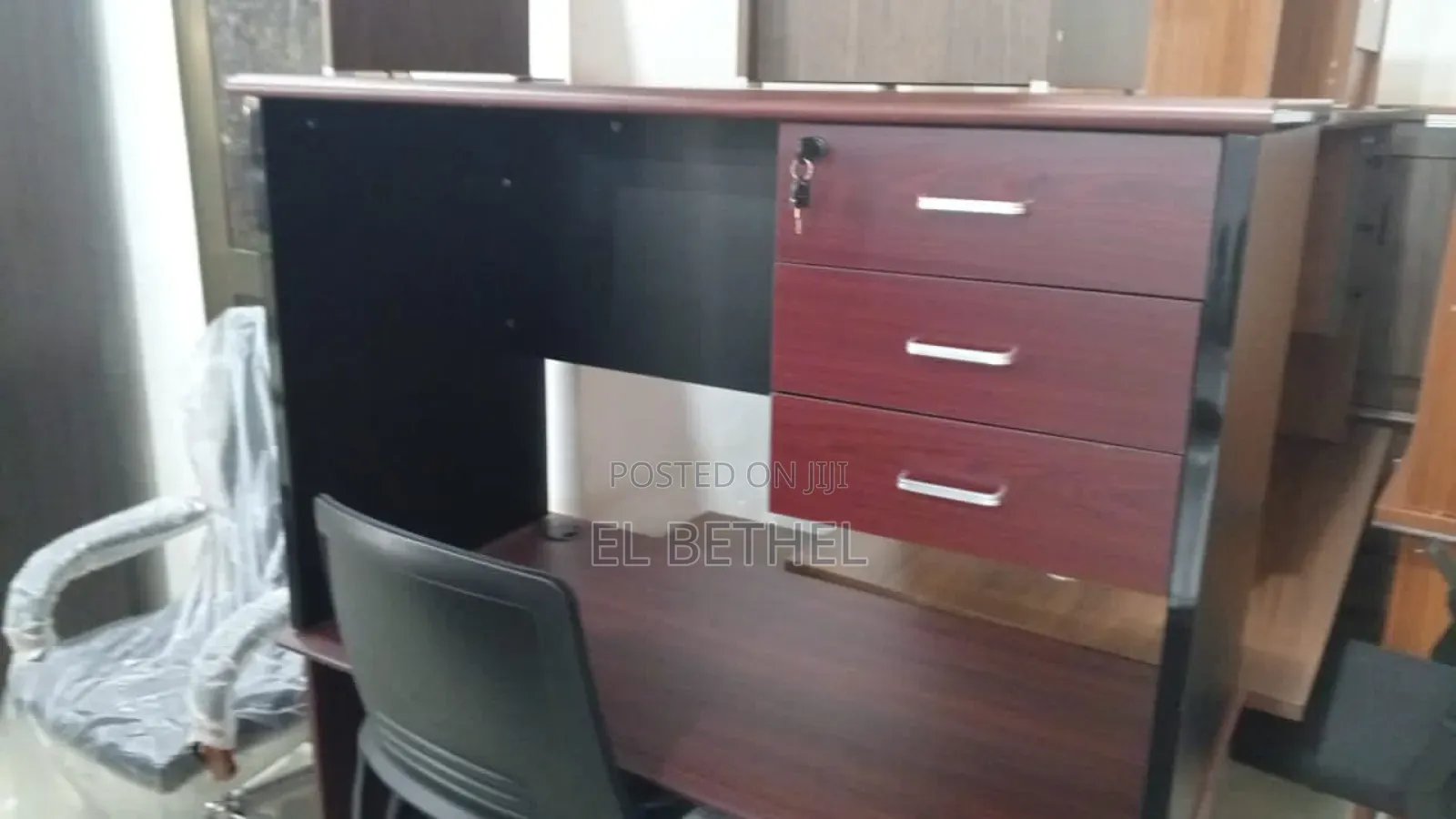 Desk With String Board for Office
