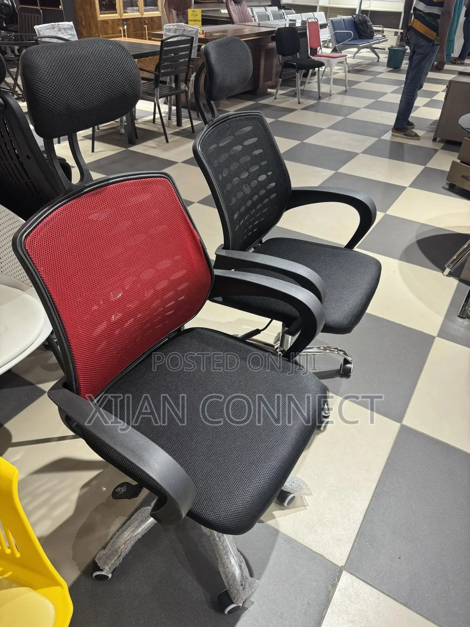Comfortable Mesh Office Chair With Headrest – Adjustable Swivel