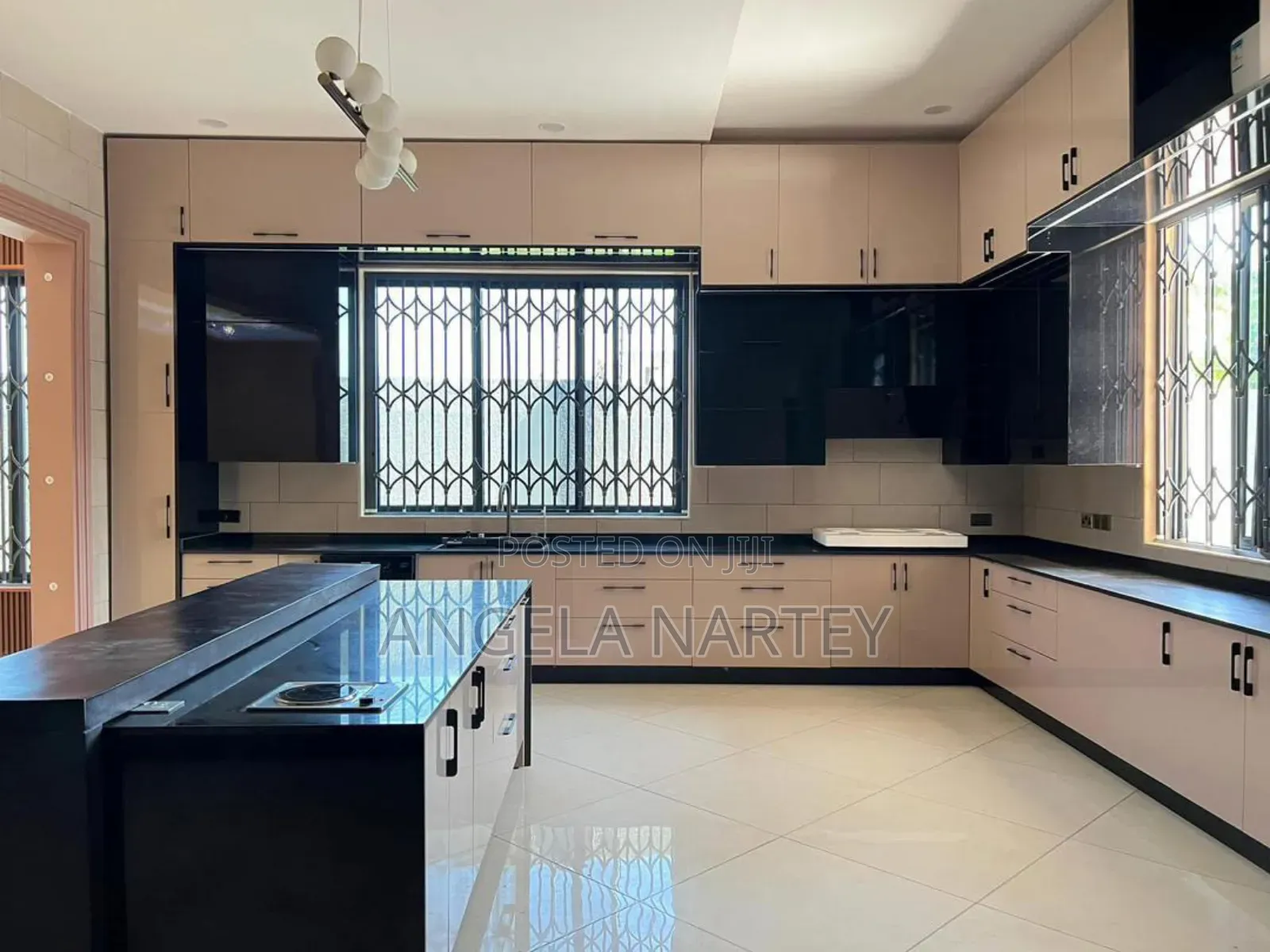 5bdrm House in East Airport, Accra Metropolitan for sale