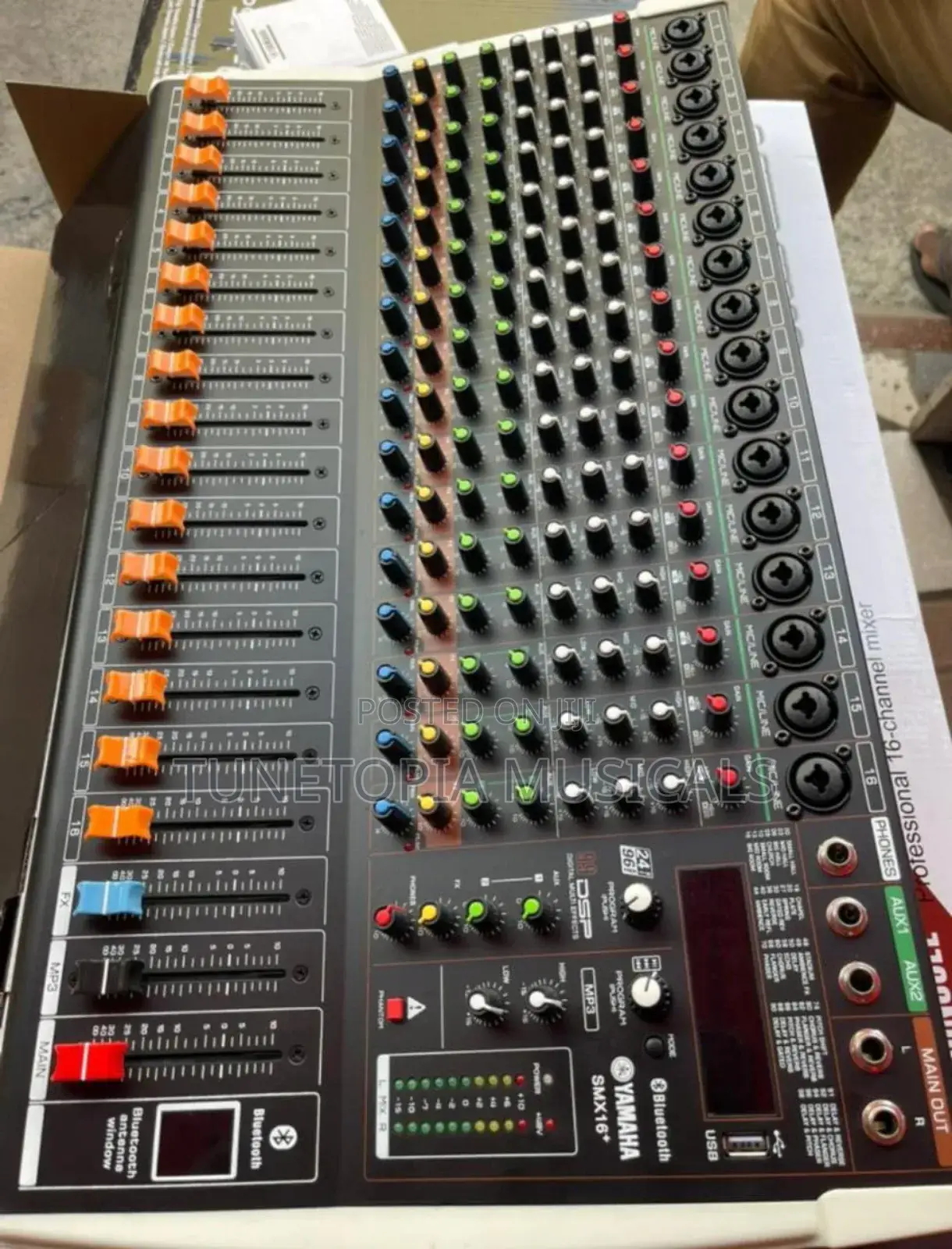 Yamaha Smx16+ 16-channel Professional Audio Mixer.