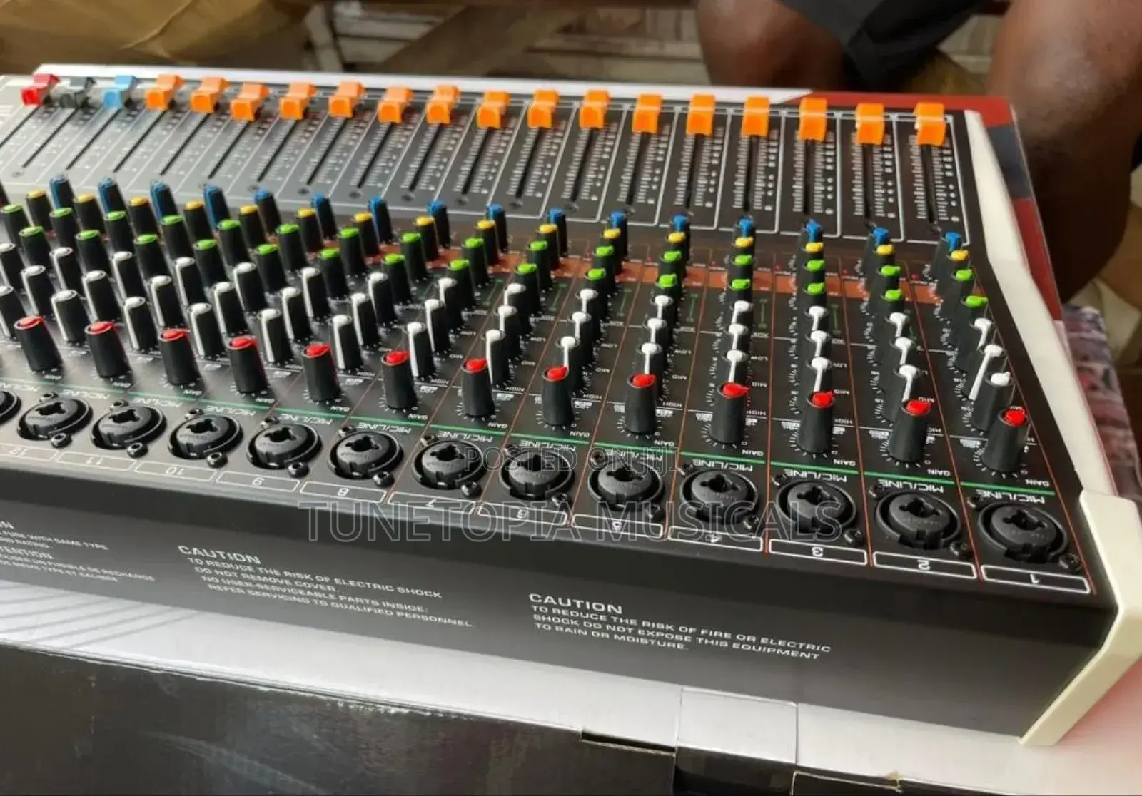 Yamaha Smx16+ 16-channel Professional Audio Mixer.