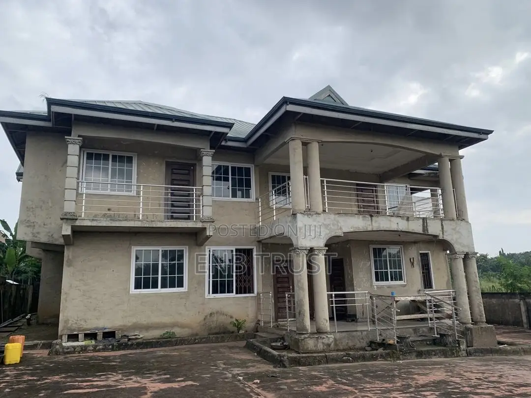4bdrm Duplex in Nsawam, Akuapim North for sale