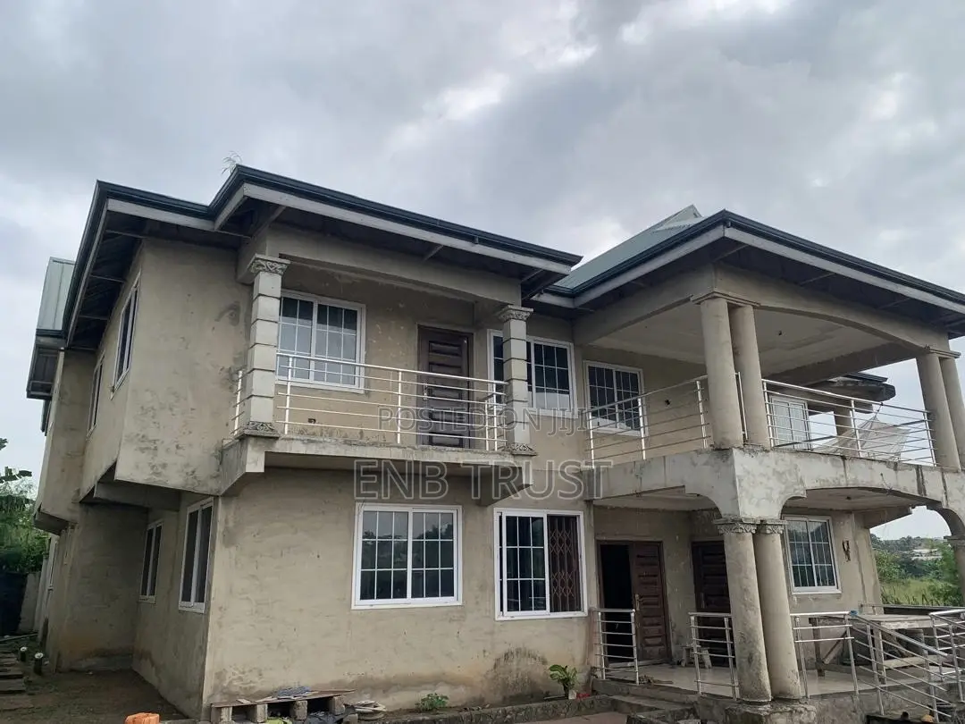 4bdrm Duplex in Nsawam, Akuapim North for sale