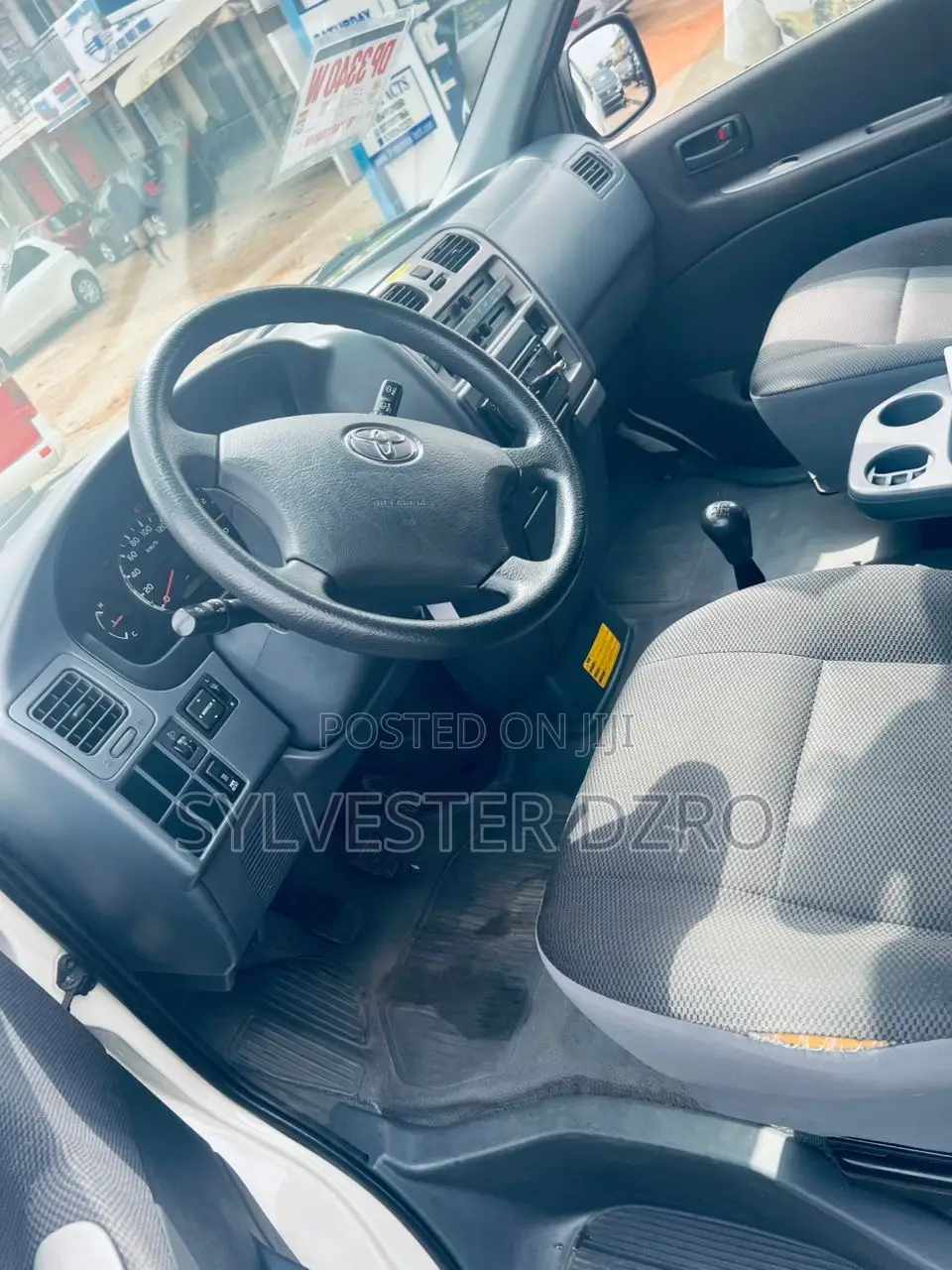 Toyota HiAce 2010 Red
