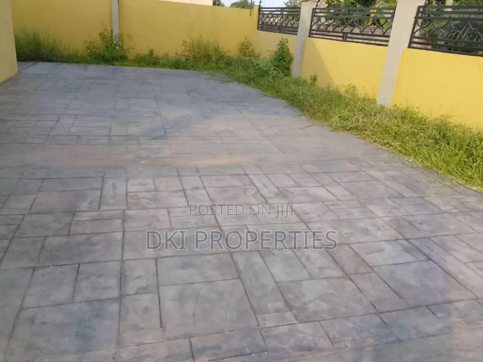 3bdrm House in Dki Properties, Adenta for sale