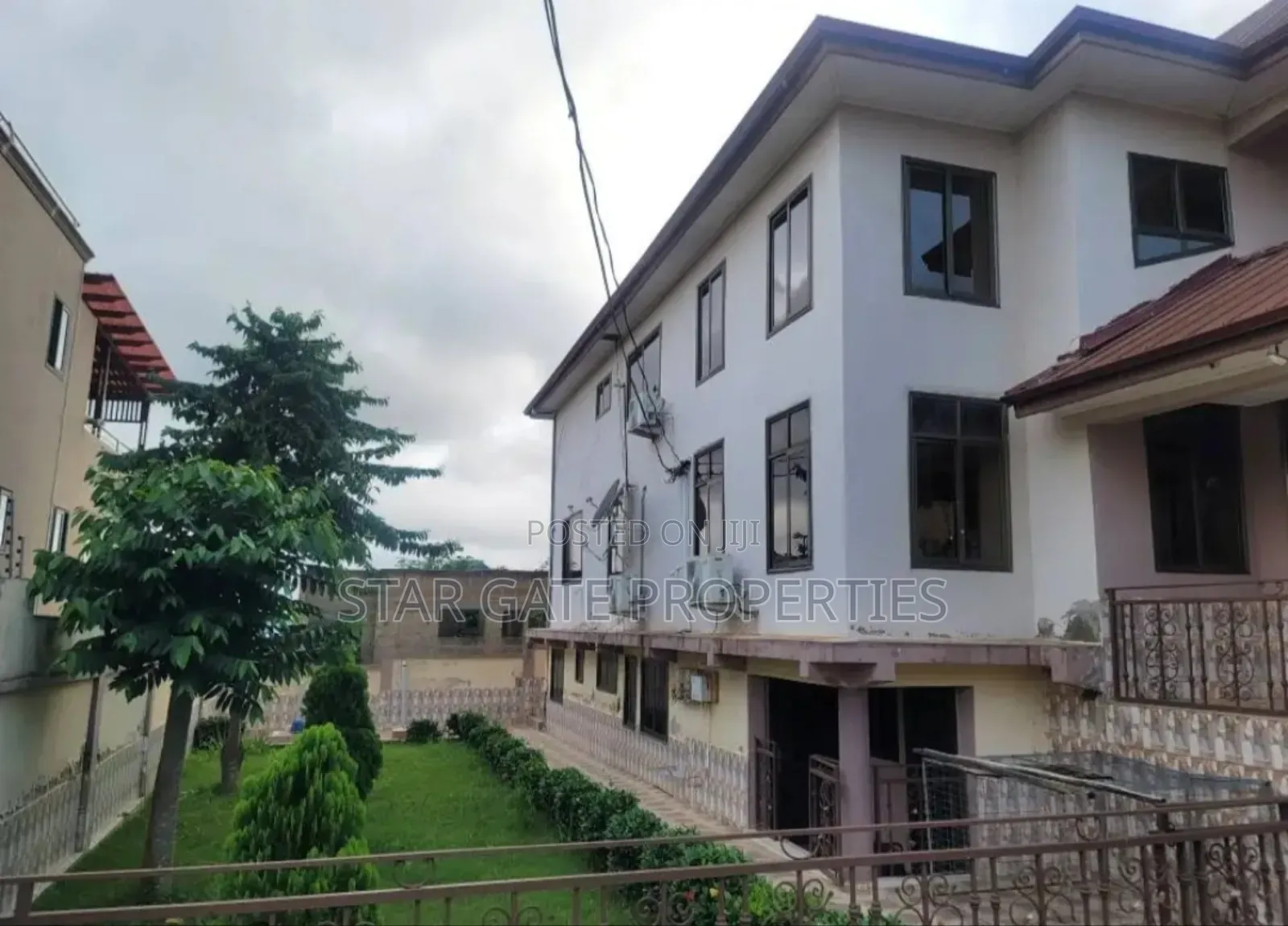 8bdrm House in Trede Santasi Road, Kumasi Metropolitan for sale