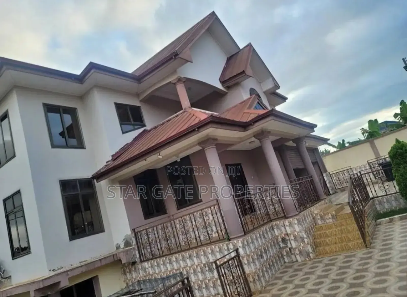 8bdrm House in Trede Santasi Road, Kumasi Metropolitan for sale