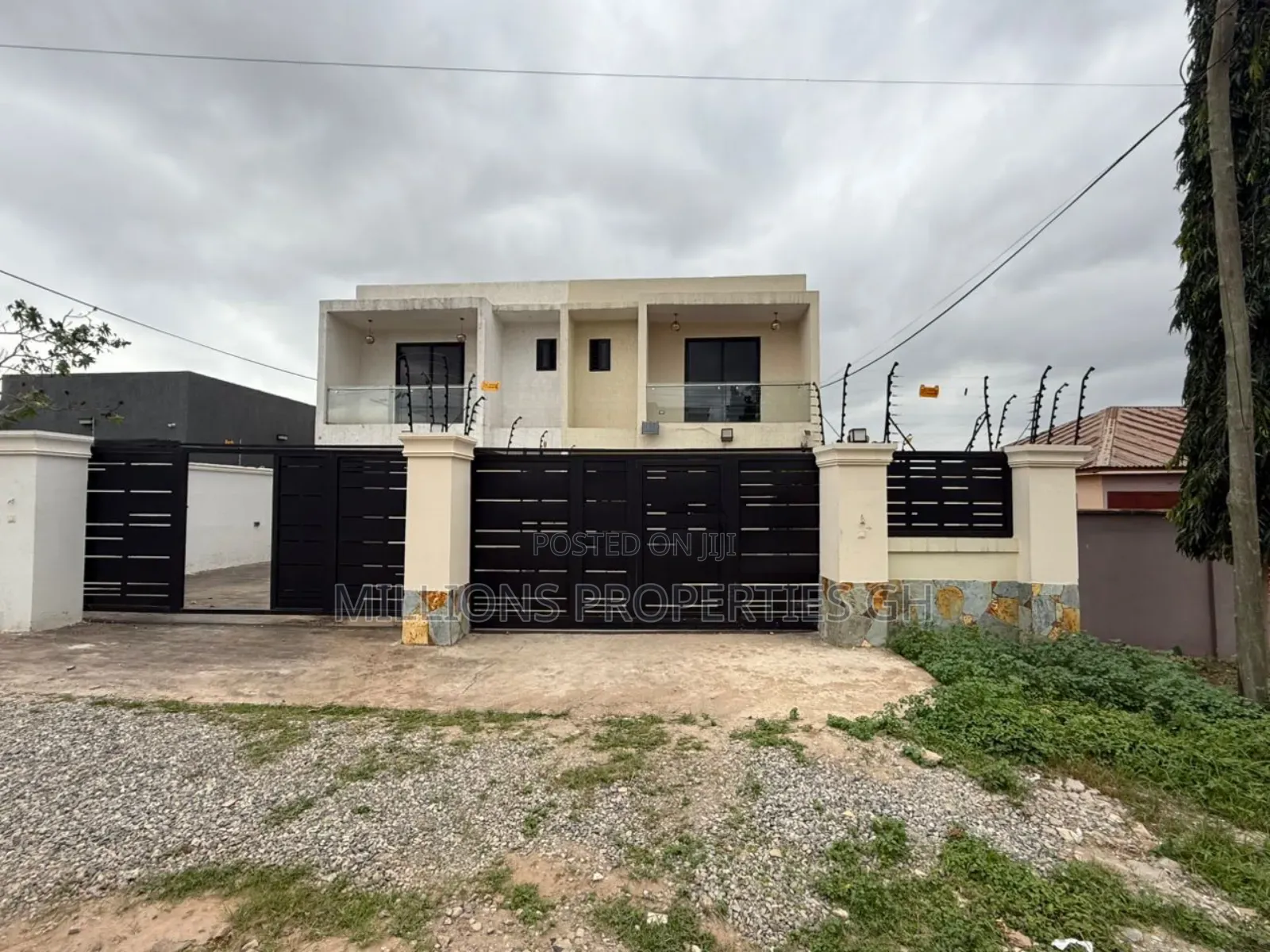 3bdrm House in Millions Properties, Ashomang Estate for sale
