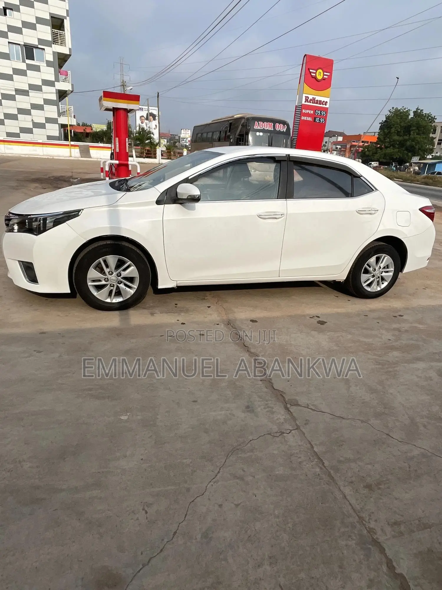 Toyota Corolla LE 4dr Sedan (1.8L 4cyl CVT) 2016 White
