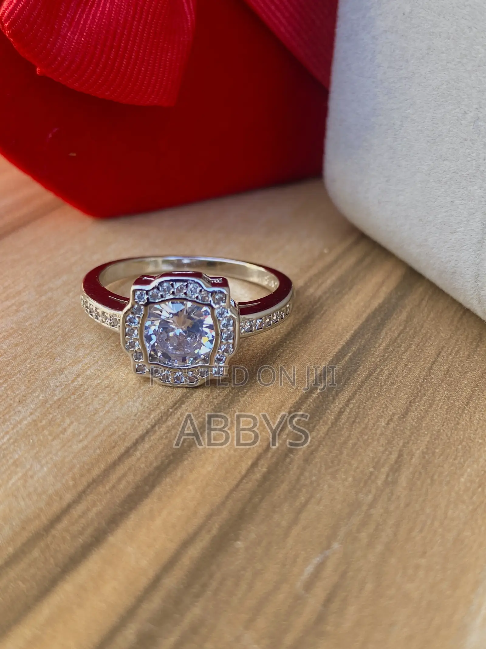 Stunning Ladies Promise Ring