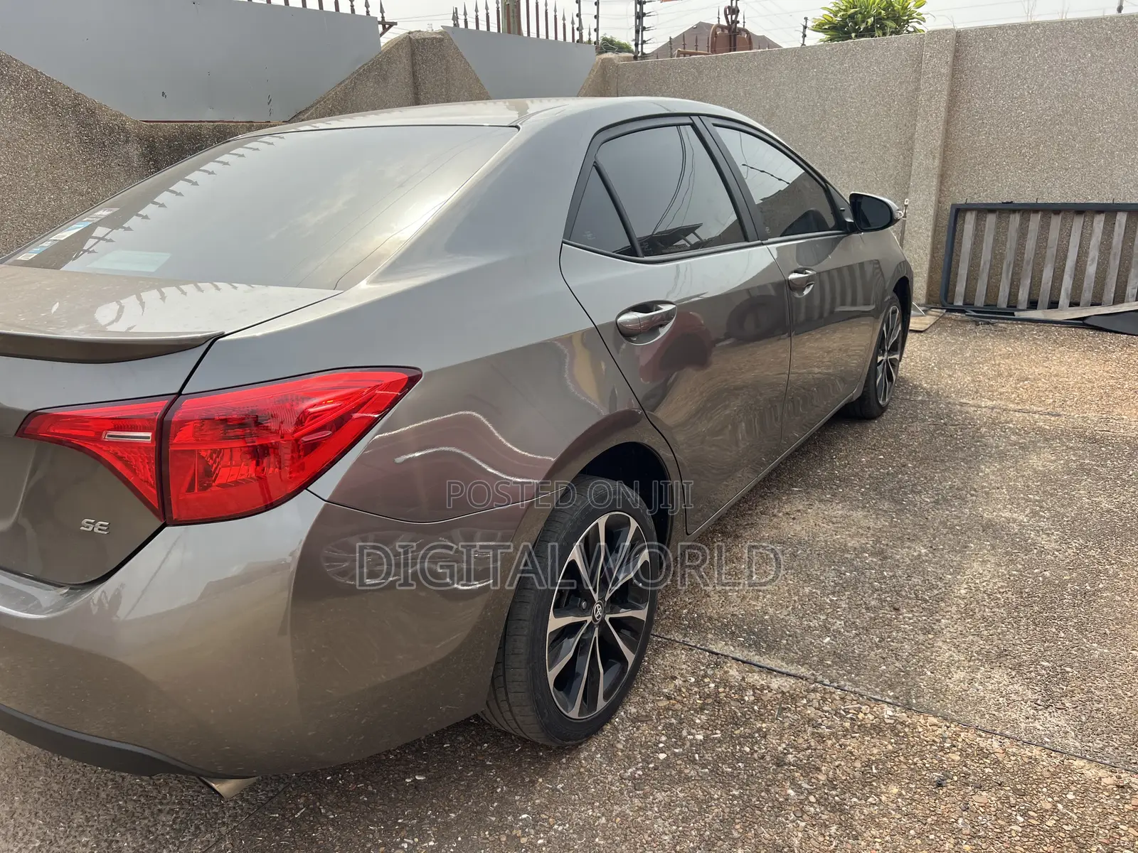 Toyota Corolla SE Special Edition 4dr Sedan (1.8L 4cyl CVT) 2017 Gray