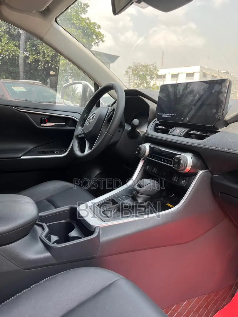Toyota RAV4 XLE AWD 2023 White