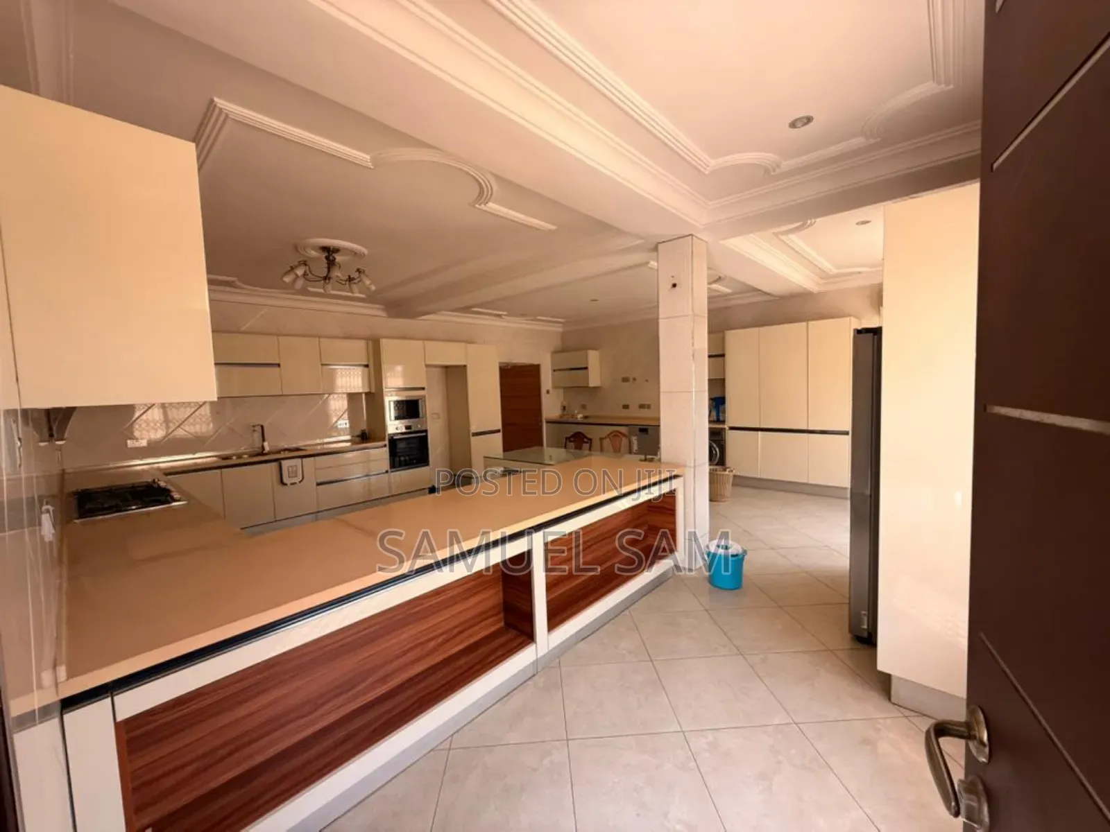 8bdrm House in Tema Community 11 for sale
