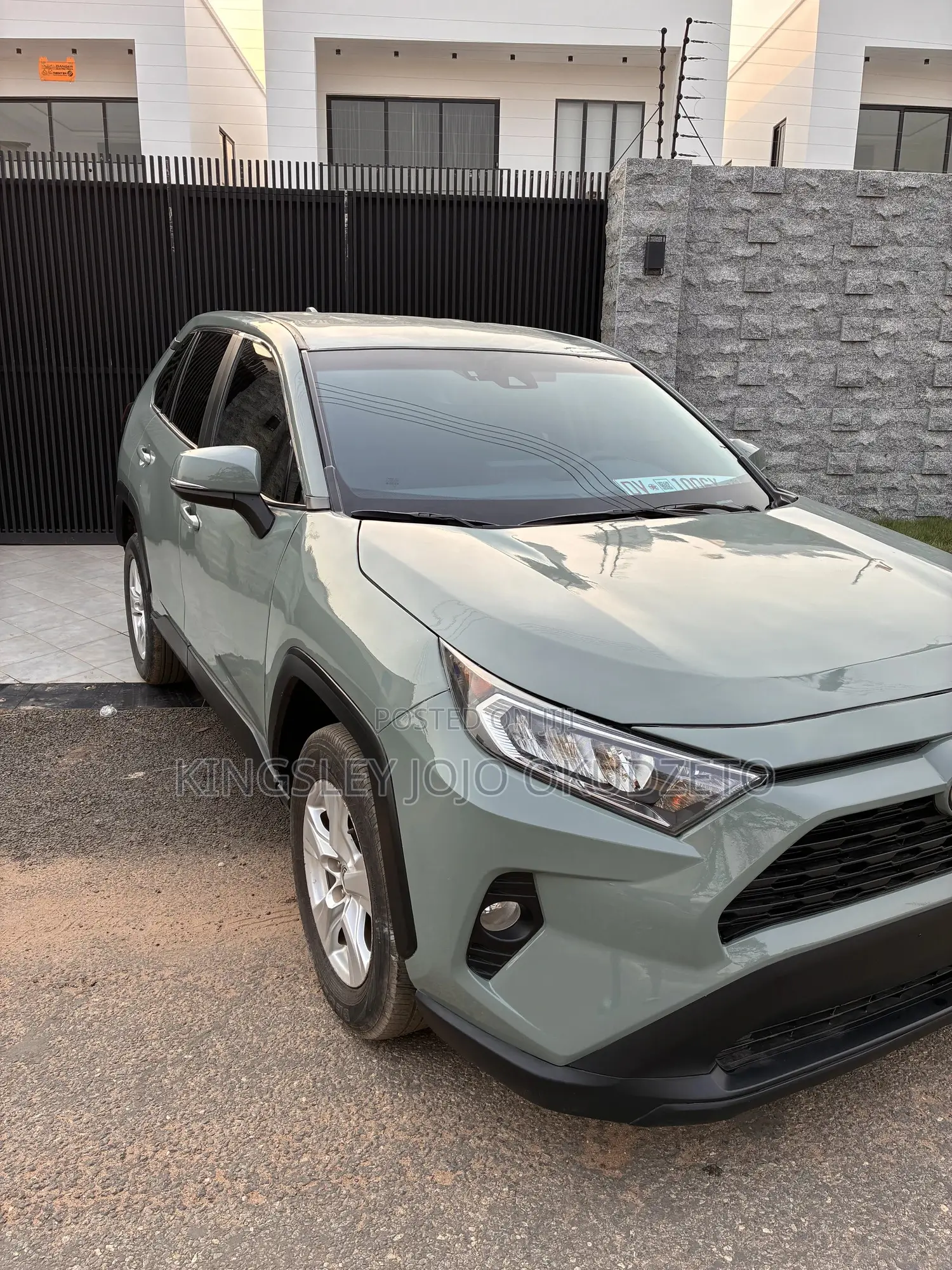 Toyota RAV4 XLE 2021 Gray