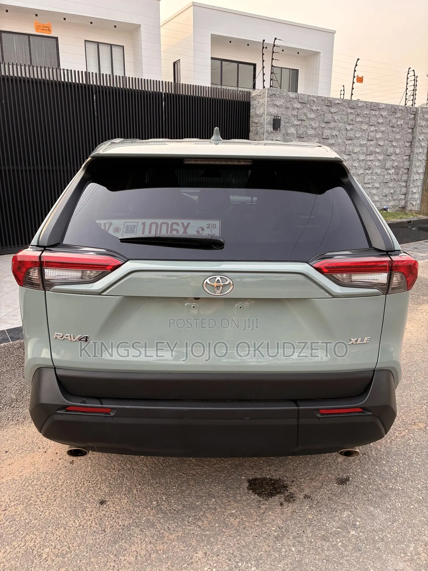 Toyota RAV4 XLE 2021 Gray