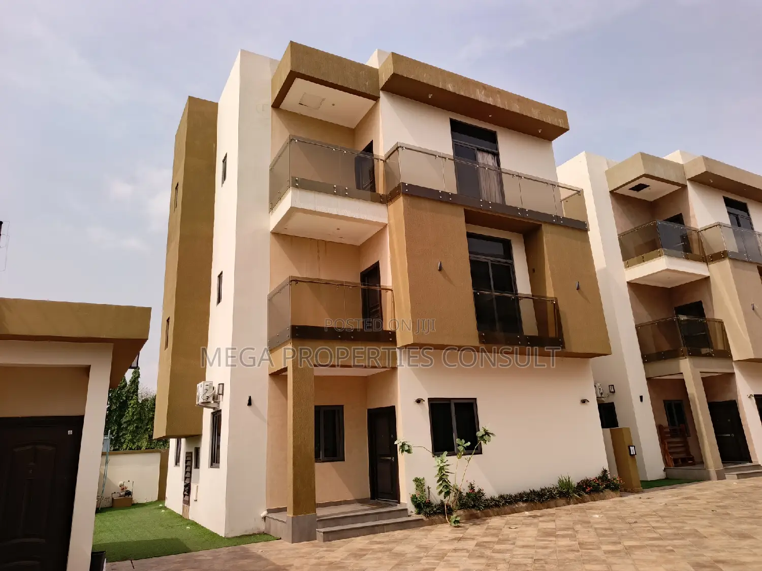 4bdrm Townhouse / Terrace in Dzorwulu for rent
