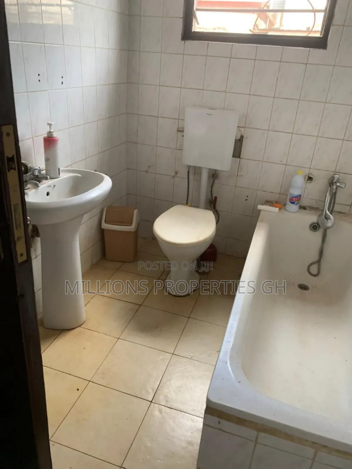 4bed/Clinic 4sale Santasi Nkoranza