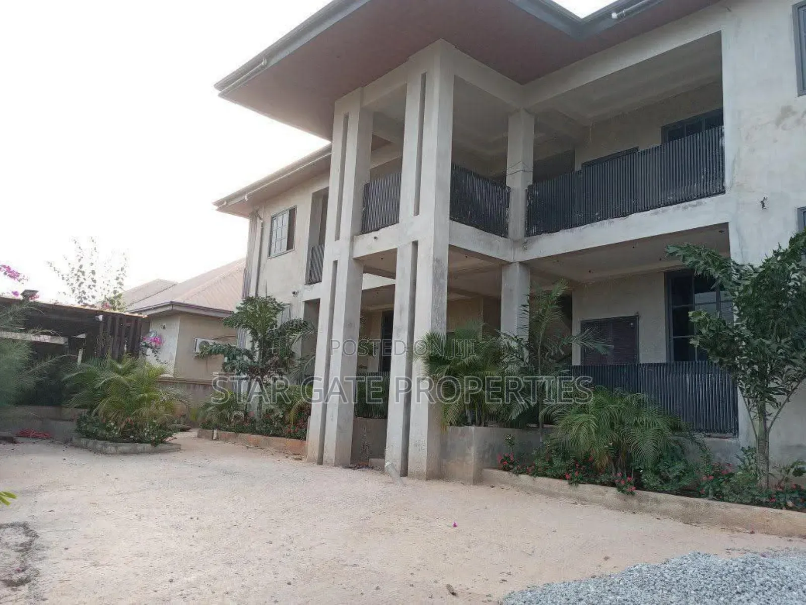 8bdrm House in Santasi Trede, Kumasi Metropolitan for sale