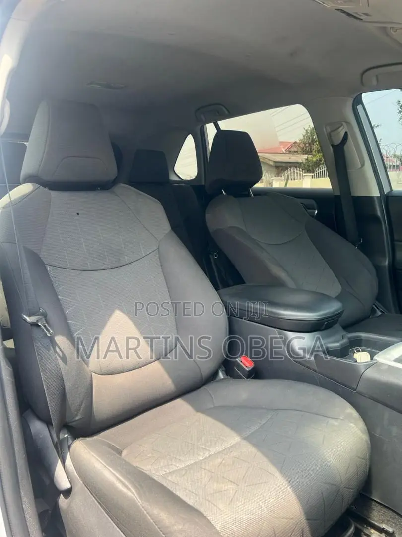 Toyota RAV4 XLE 2021 Silver