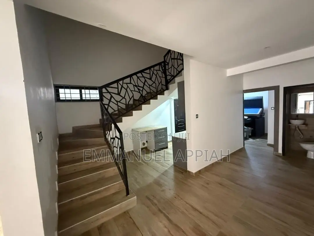 3bdrm House in Ashorman Estate, Accra Metropolitan for sale