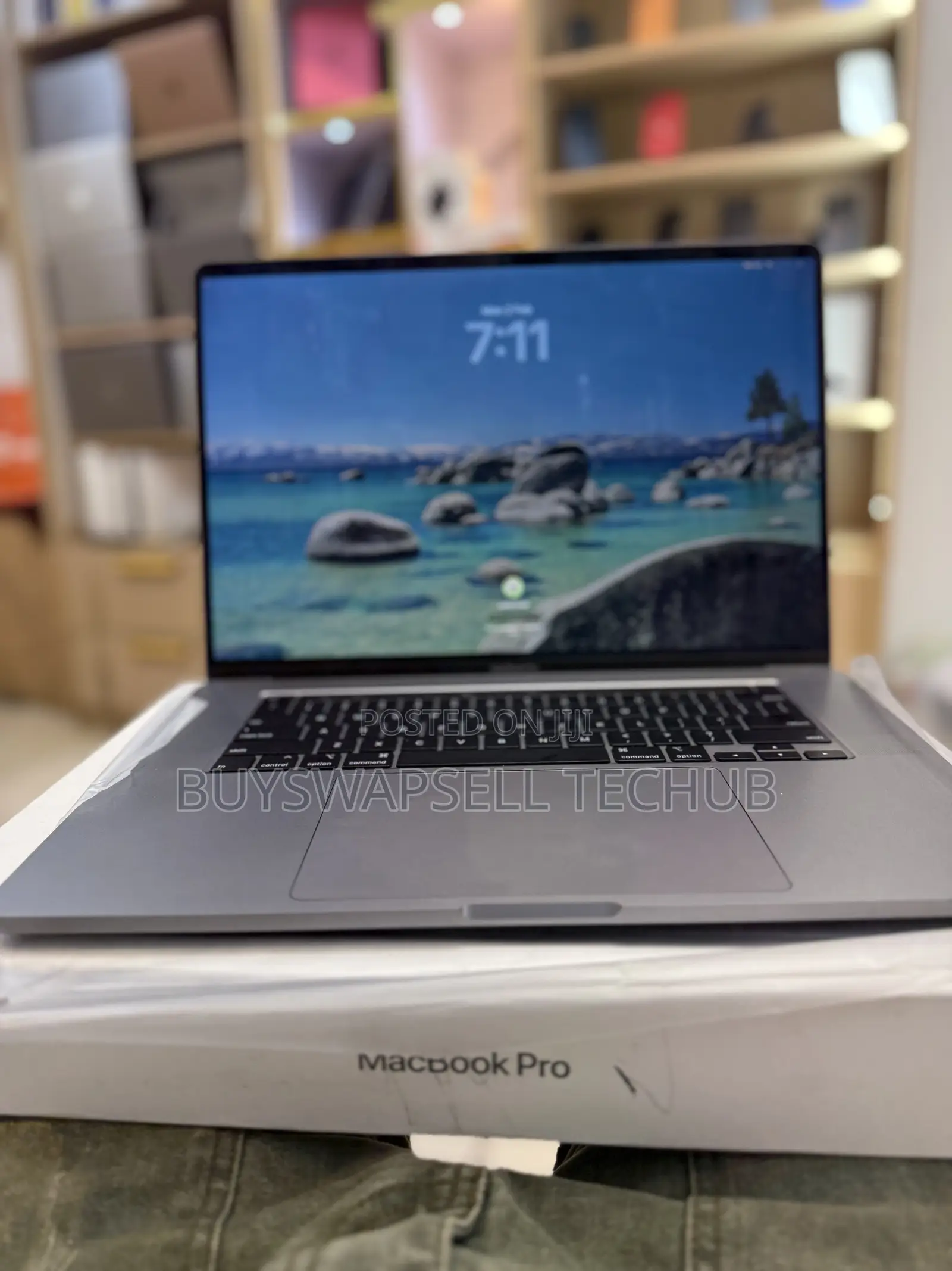New Laptop Apple MacBook Pro 2019 16GB Intel Core i7 SSD 512GB
