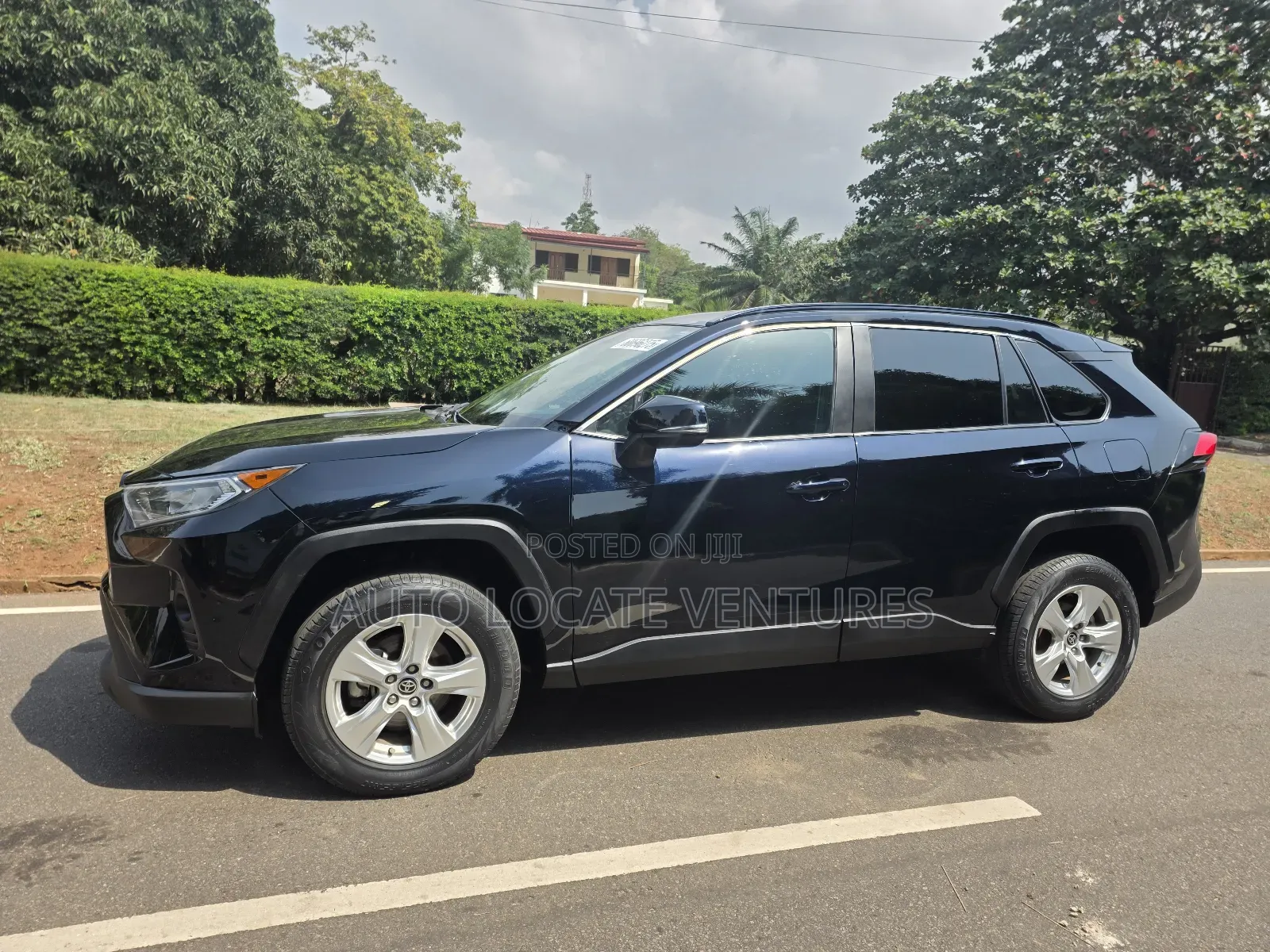 Toyota RAV4 XLE 2021 Blue