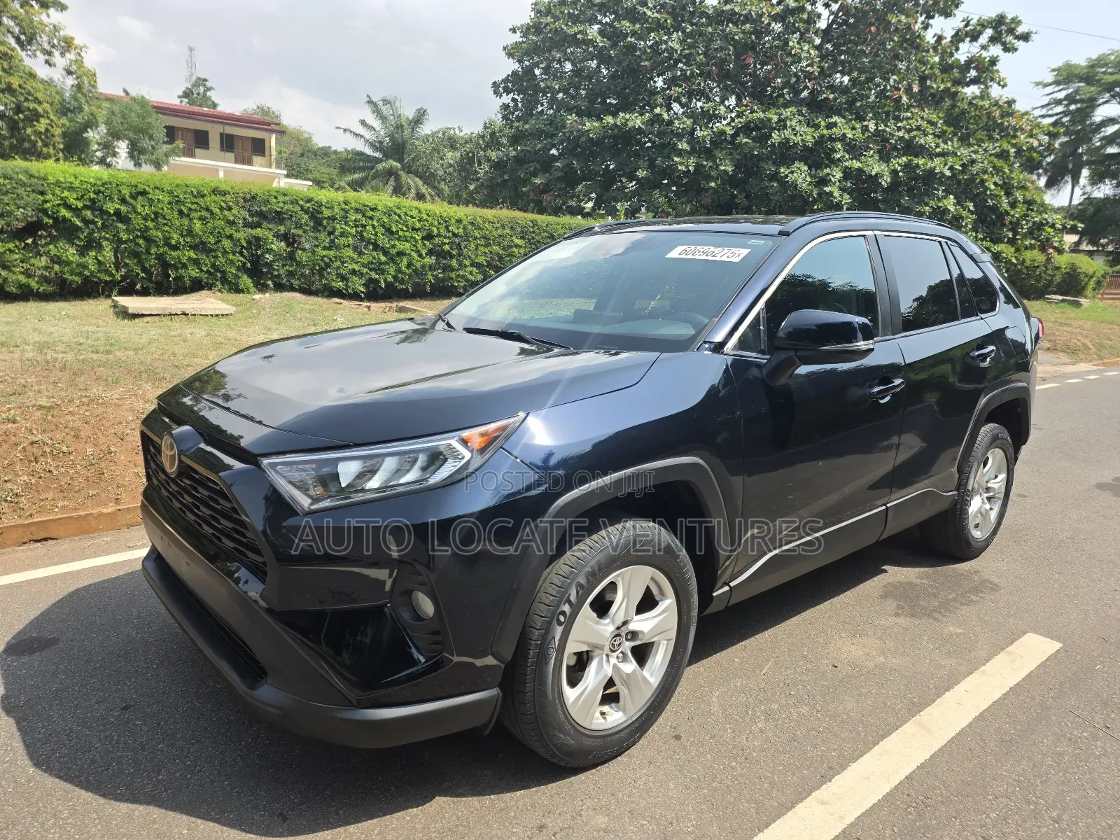 Toyota RAV4 XLE 2021 Blue