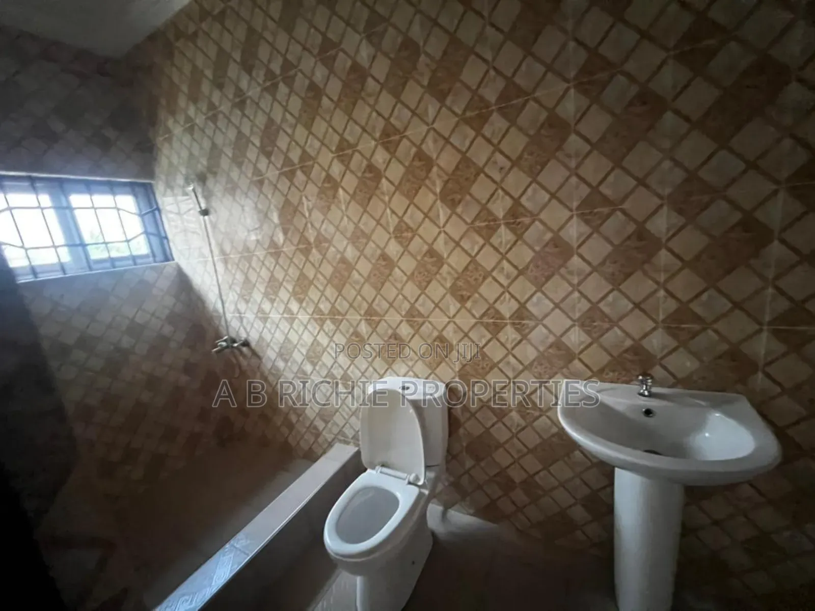 3bdrm Bungalow in Ab Richie Properties, Ashomang Estate for sale