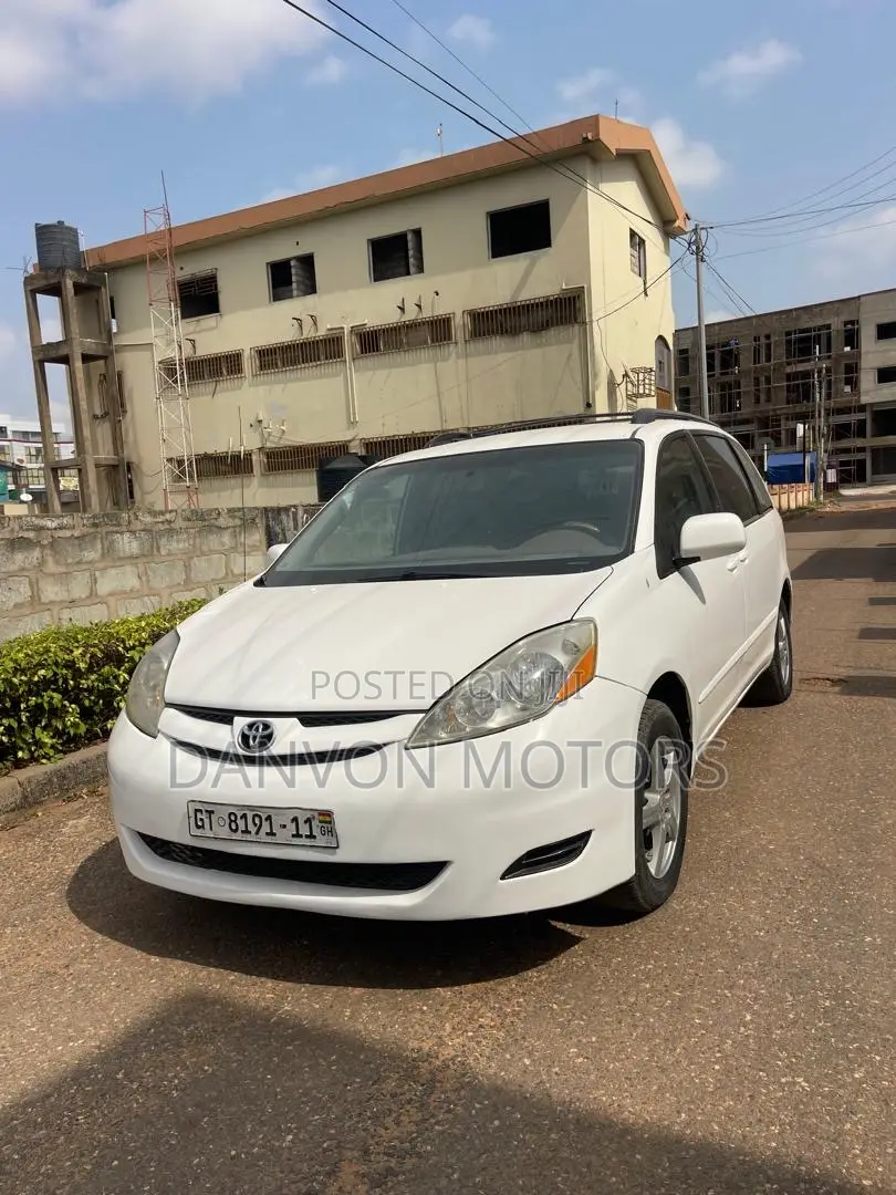 Toyota Sienna XLE 7 Passenger 2010 White