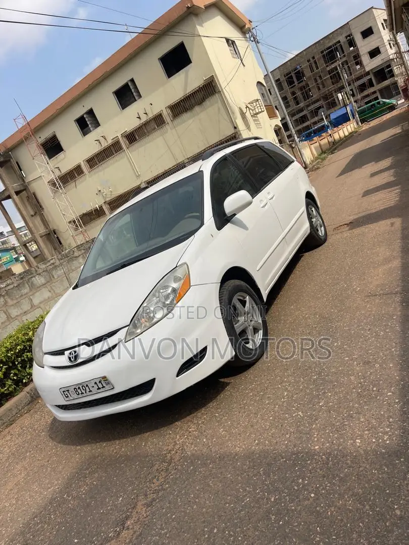 Toyota Sienna XLE 7 Passenger 2010 White