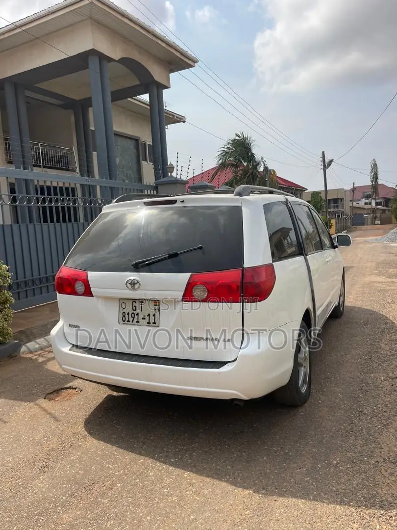Toyota Sienna XLE 7 Passenger 2010 White