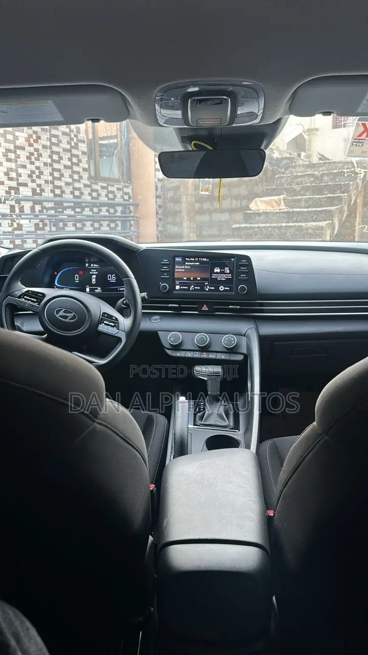 Hyundai Elantra SEL 2024 Gray
