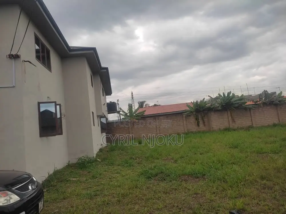 5bdrm Duplex in Accra Metropolitan for sale