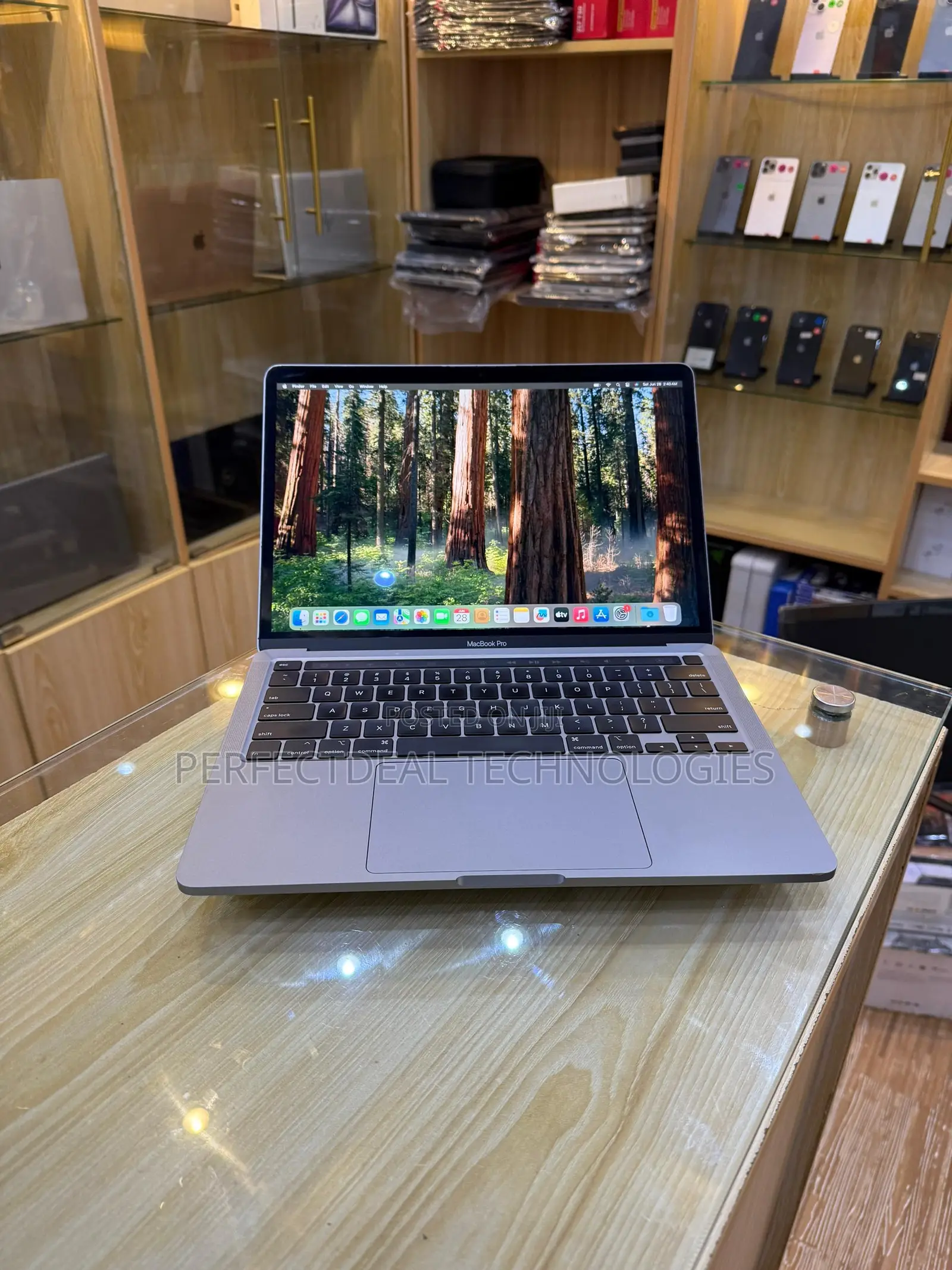New Laptop Apple MacBook Pro 2020 8GB Intel Core i5 SSD 256GB