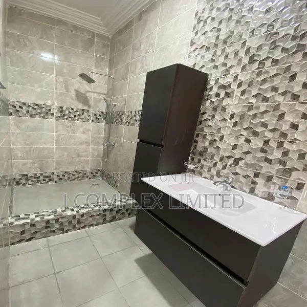 5bdrm House in Police Station for rent