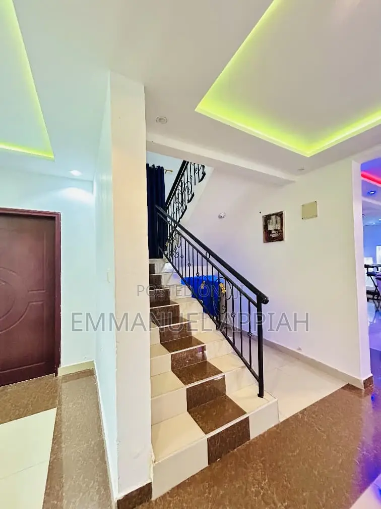7bdrm House in East Legon for sale