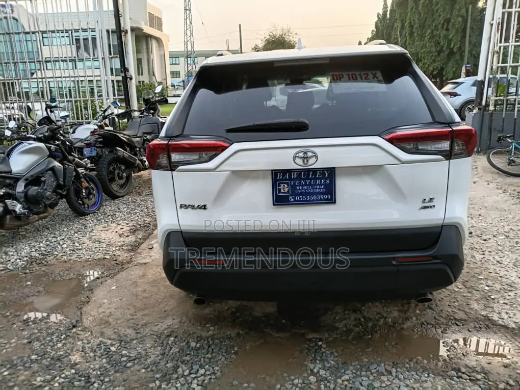 Toyota RAV4 LE AWD 2019 White