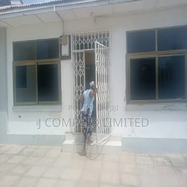 3bdrm Apartment in Nyaniba Estate for rent