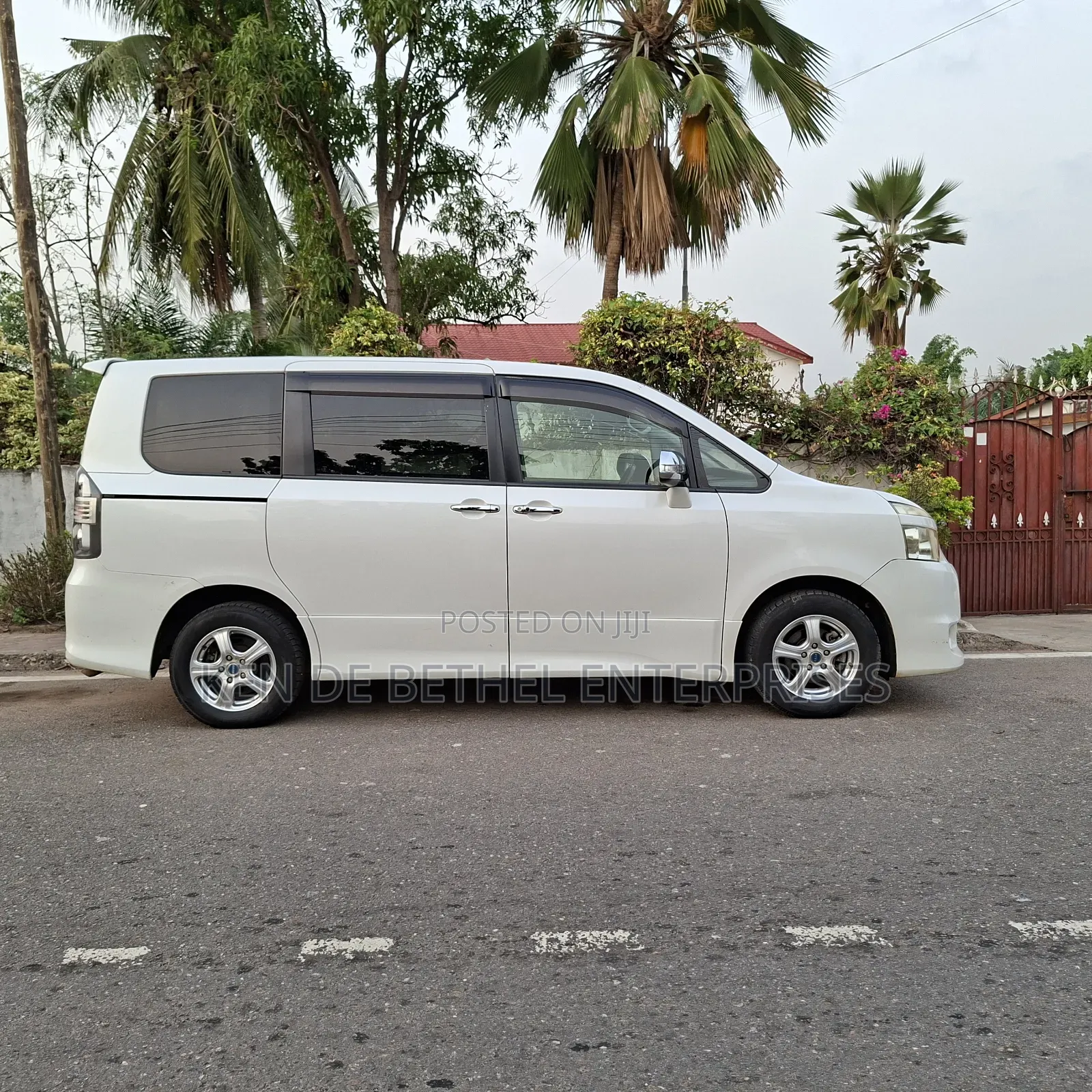 Toyota Voxy 2011 White